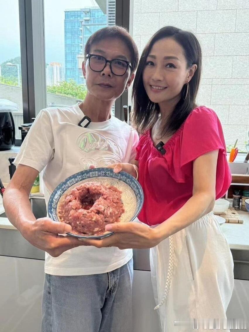 61岁钱小豪与演员杨玉梅合影，小豪哥整体都消瘦了不少。 ​​​