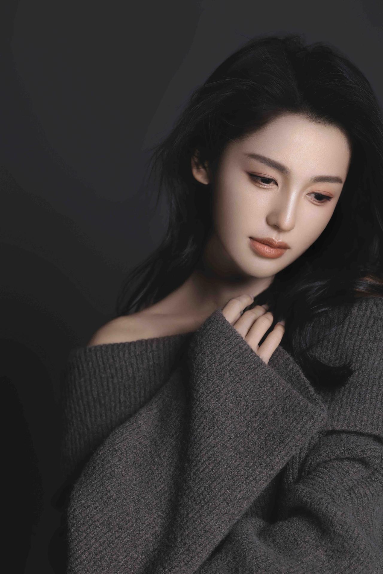 一件宽松的灰毛衣，一个懒洋洋的午后。☁️🤍 没有刻意凹造型，只有窝在沙发里的自