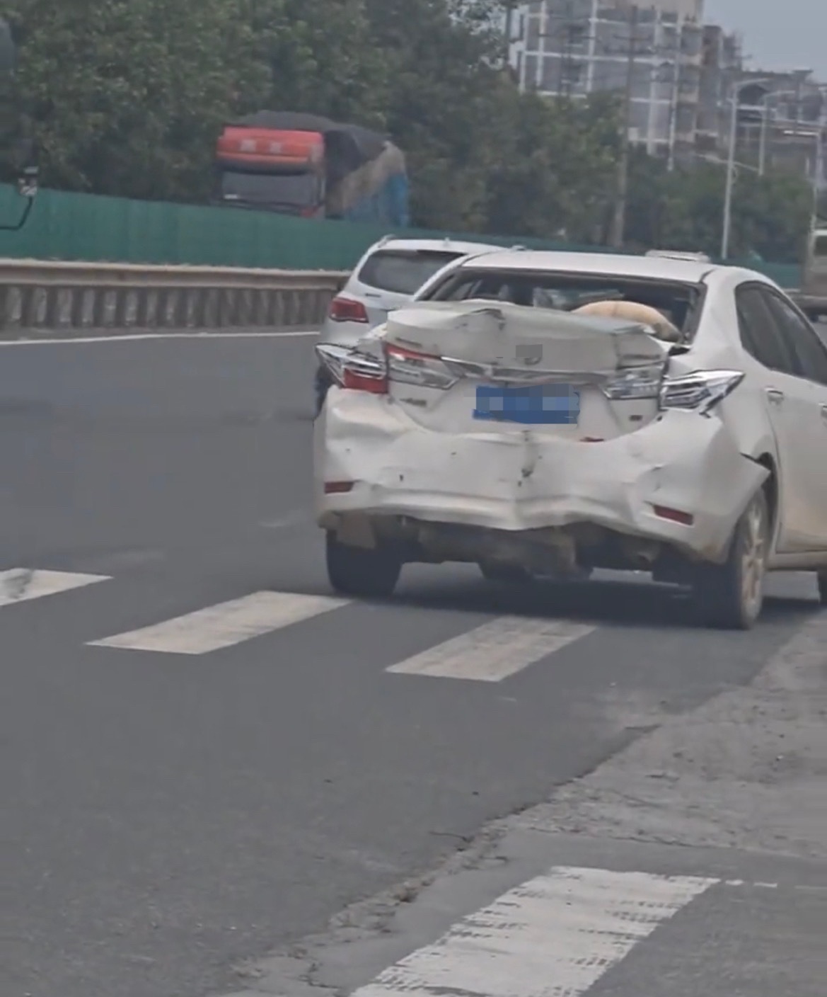 【玉林坡某一路口小车被货车撞飞数十米远】7月31日，网友爆料称：玉林市某大道坡某