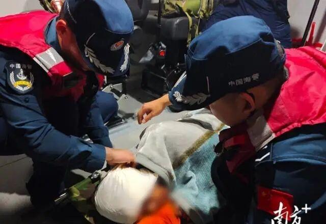 日前，阳江附近海域一名渔民在海上作业时不慎坠入船舱冰窖，导致受伤休克。阳江海警局