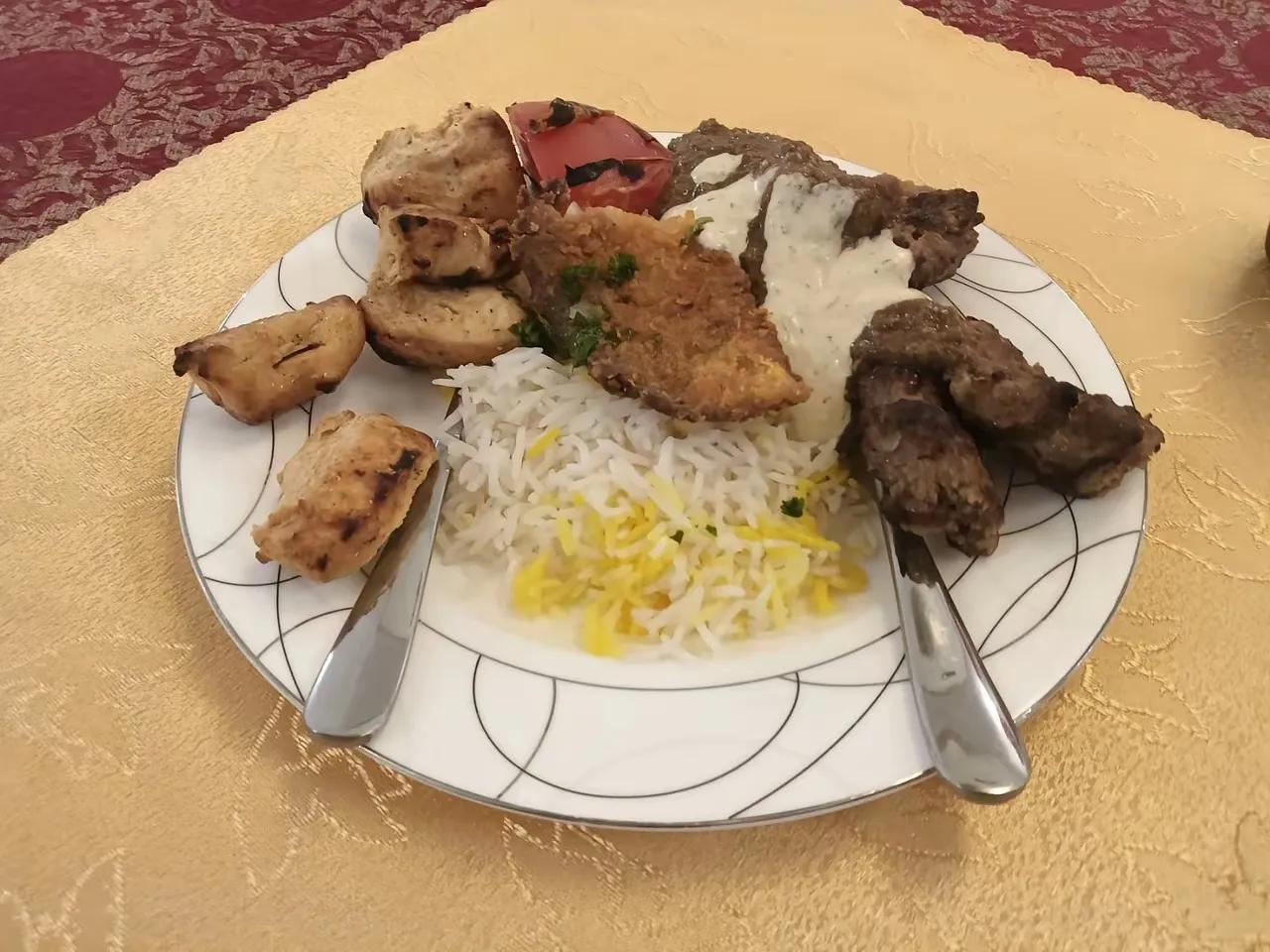 为了满足大家的好奇心，有些人在网上晒出了伊朗驻华大使馆的饭菜。

并说这是最好吃