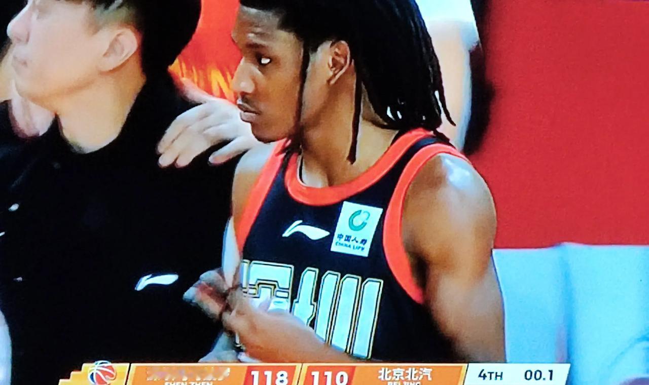 深圳118-110击败北京，值得一赞，终场哨响时五棵松体育馆的灯光格外刺眼，北京