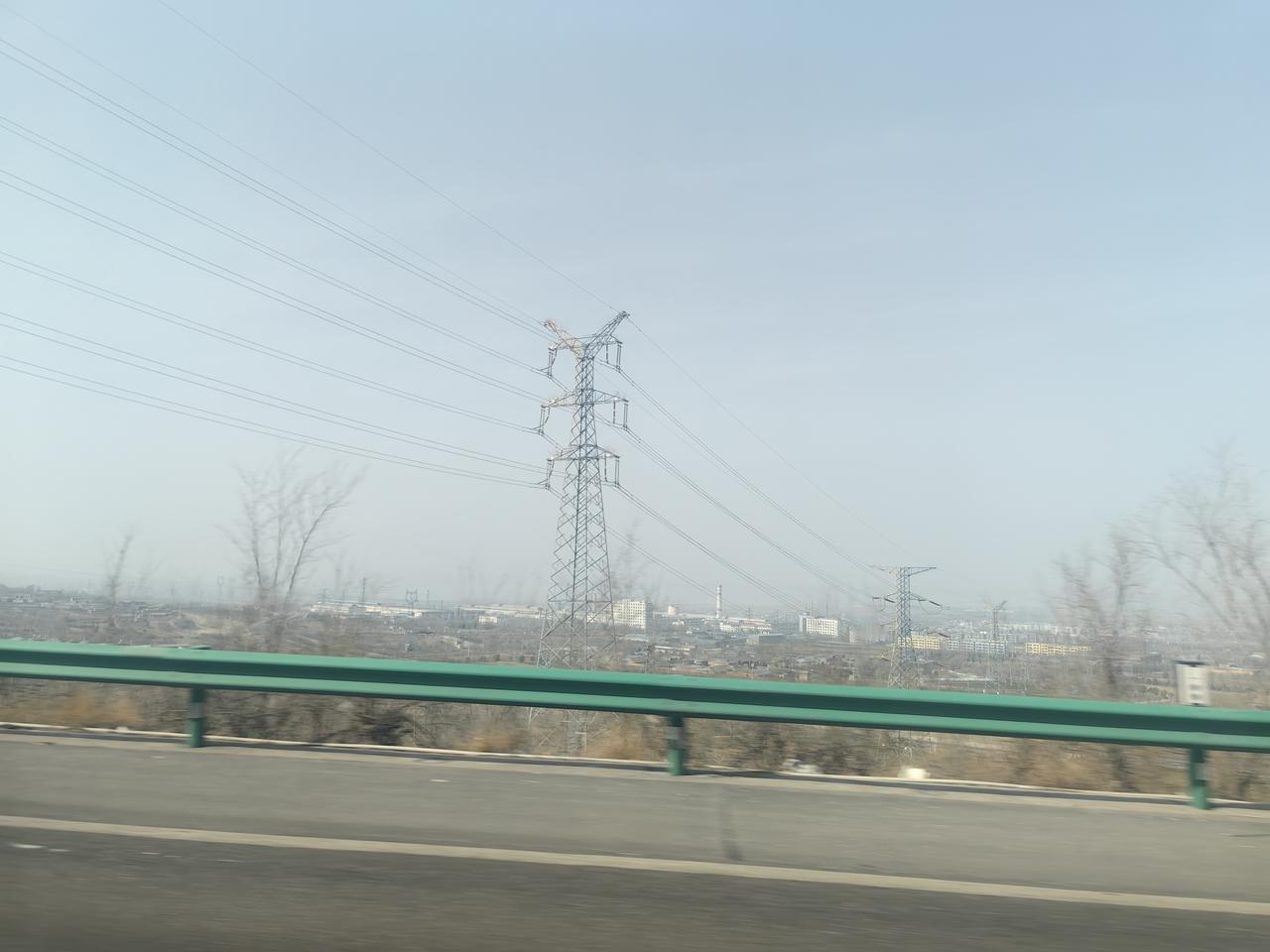 中条山的冬天，远方的村落[送自己一朵花][送自己一朵花][送自己一朵花][玫瑰]