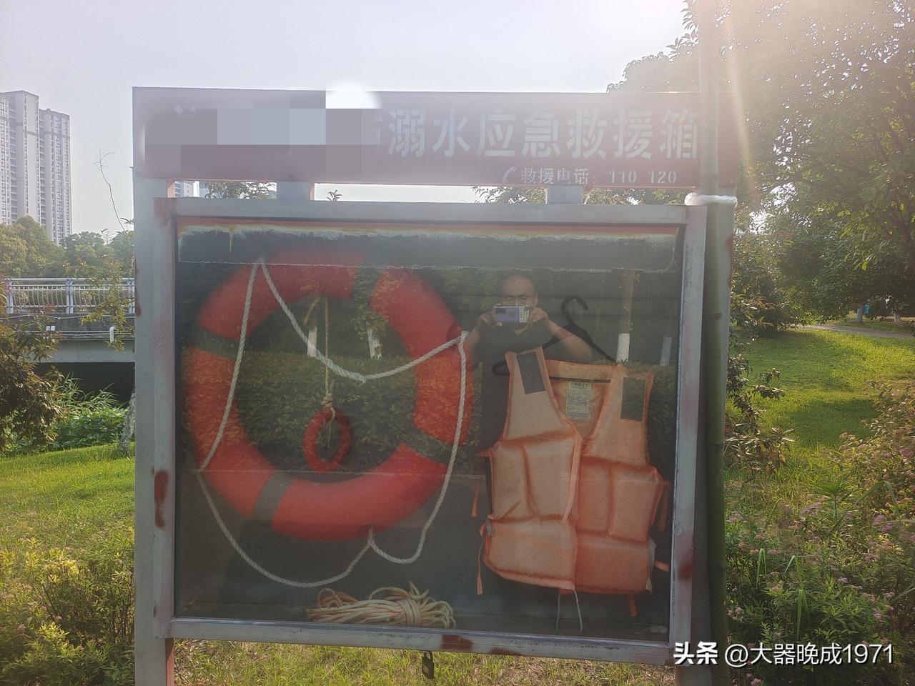 “溺水紧急救援箱”竟成了摆设。

靠近景点处的河流岸边、桥梁处等，容易发生溺水的