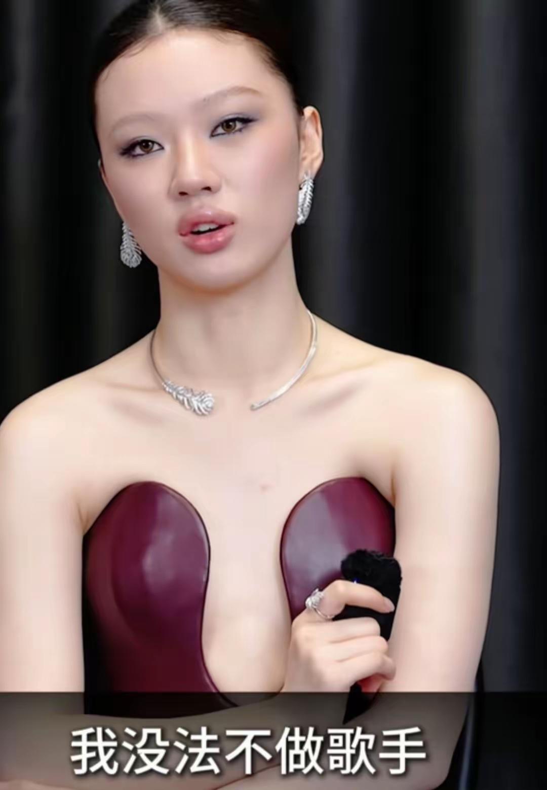 单依纯为了能继续唱歌真的做了太多的努力，从最初的清纯少女到现在的性感女神，其中做