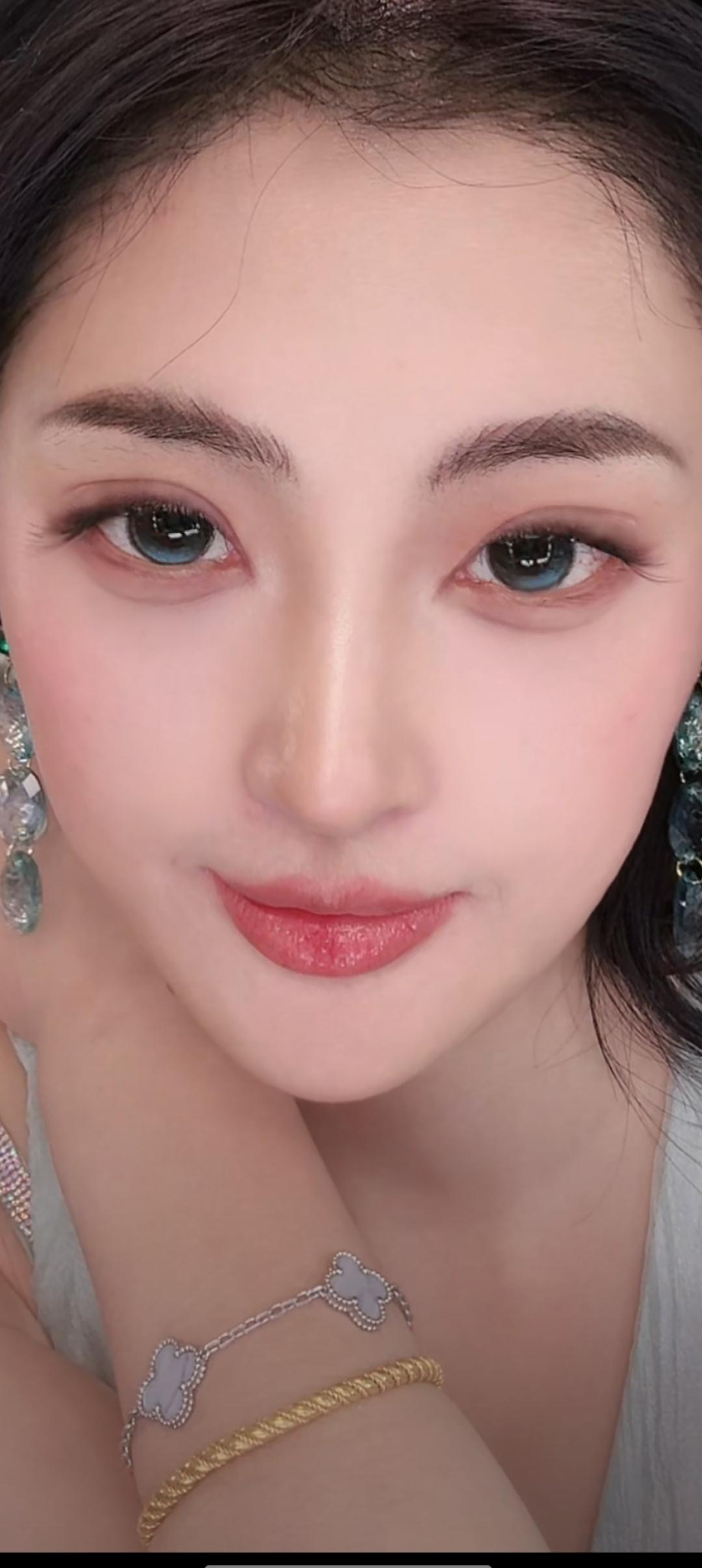 这姑娘化着妆，戴了漂亮的首饰。