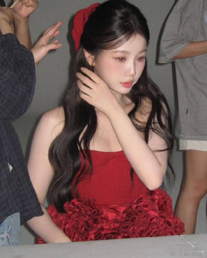 虞书欣圣诞限定红裙  虞书欣圣诞红裙 虞书欣圣诞限定红裙的造型简直是圣诞精灵的化