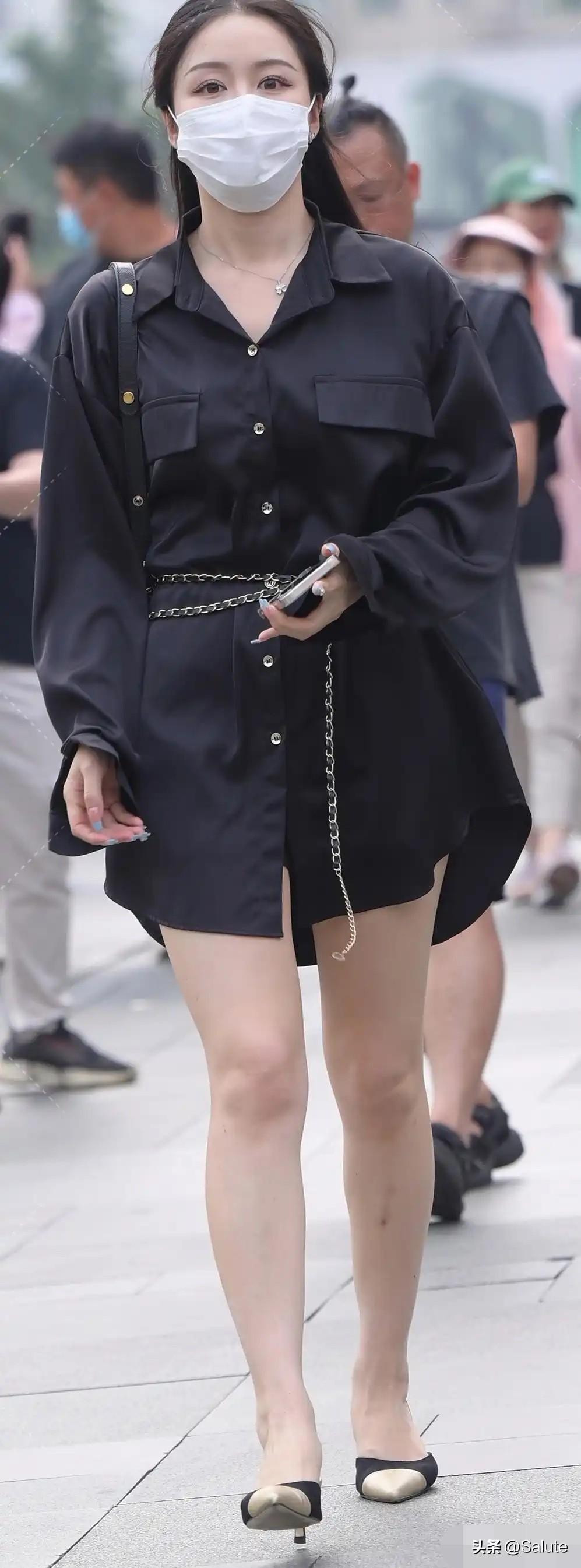 都市时尚女孩，黑色连衣裙搭配链条腰带，时尚又优雅！