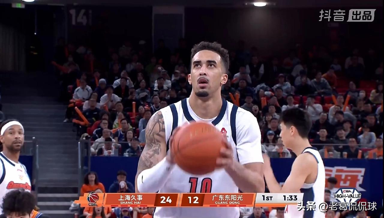 广东东阳光外援奎因真是太浪投了！在今天广东东阳光客场以81：97惨败于上海久事的