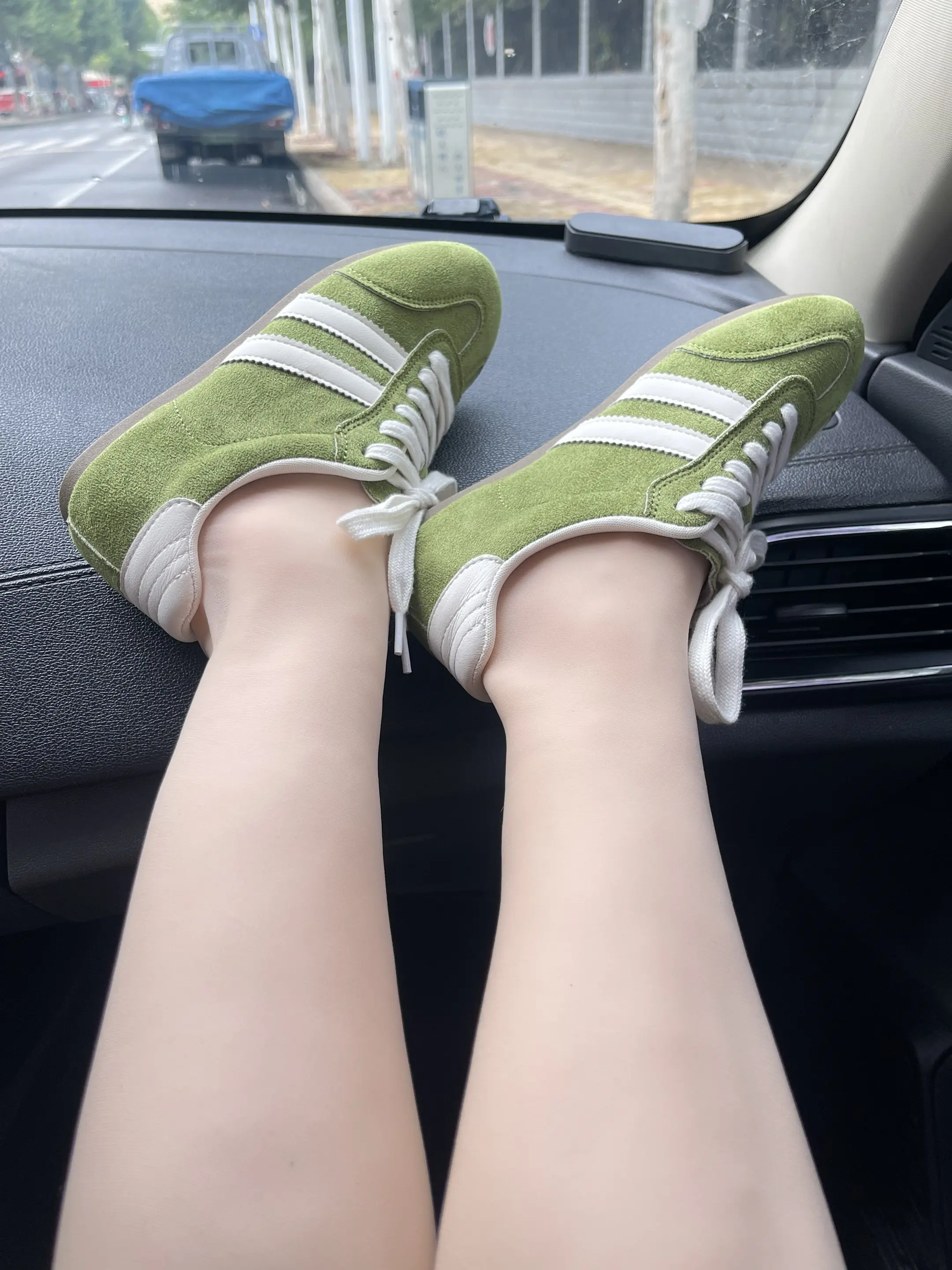 这个小绿鞋真的太好穿了，秋意渐浓，正是穿德训鞋的时候