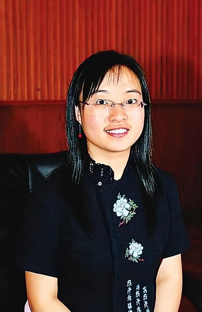 1999年，张艺谋捧红了农村女孩魏敏芝。拍完戏后，魏敏芝想进演艺圈，没想到张艺谋