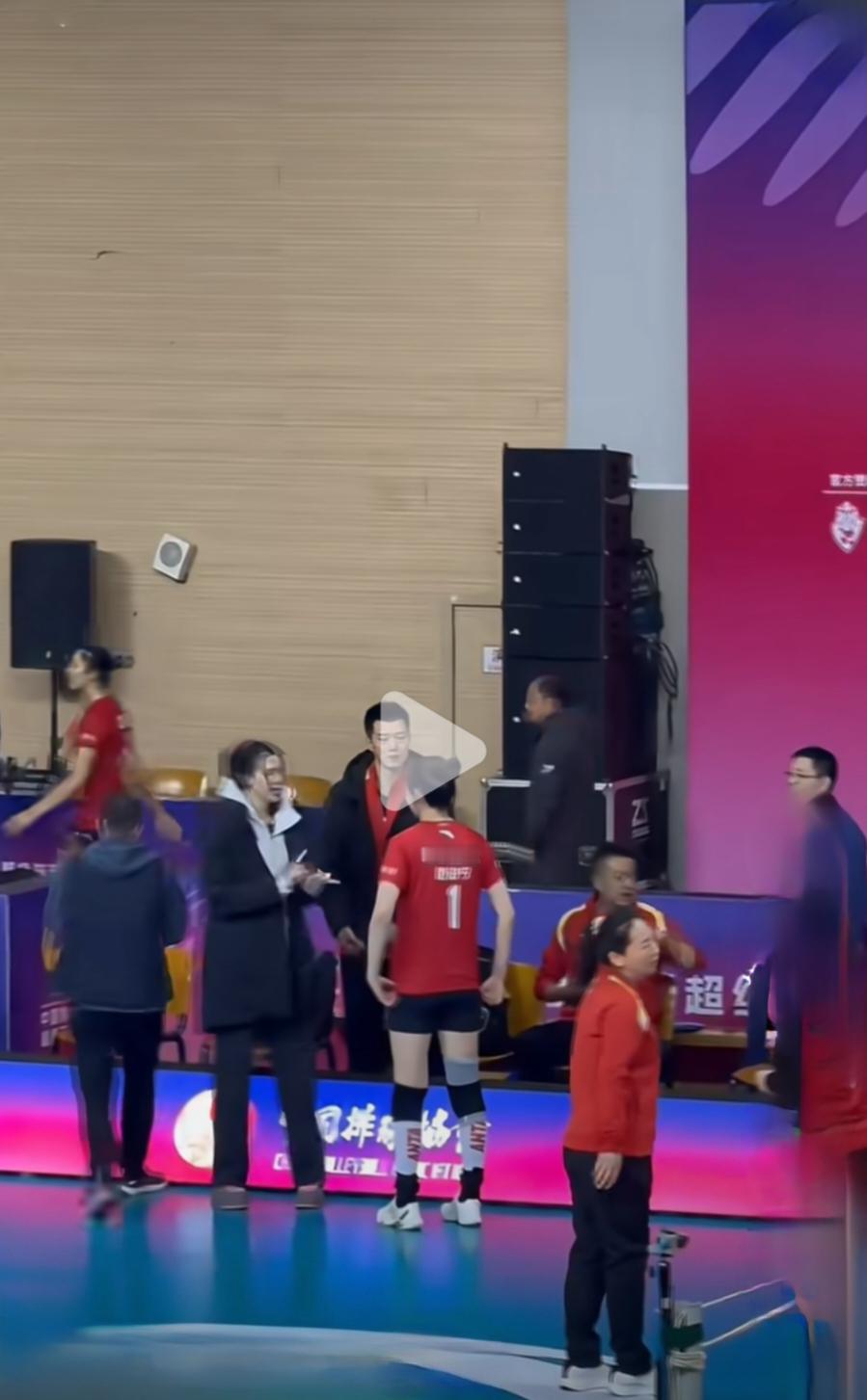 中国女排黄金组合朱袁张 新赛季排超常规赛，常宁宝宝没有参赛，选择了休息调整。但她