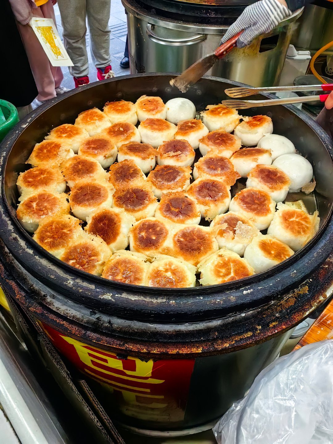 *在路上*超级火的大煎包，排了半个多小时。猪肉馅微甜，外皮酥脆。嗯，没有排队的不