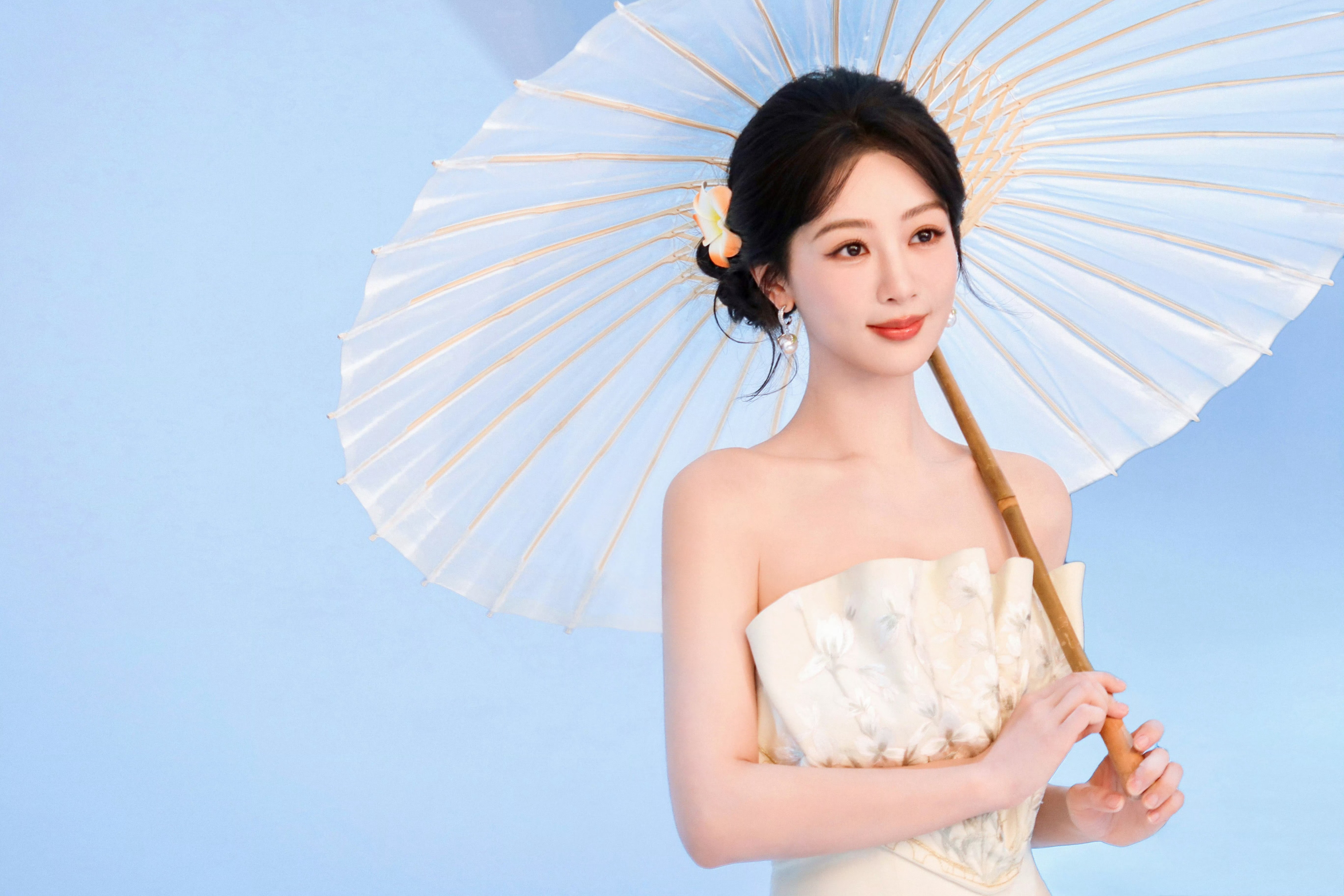 杨紫侧丸子头造型代言人好娇俏可爱啊[爱你] ​​​