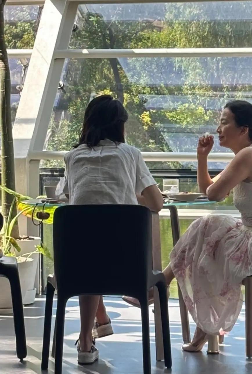 刘亦菲67岁妈妈刘晓莉在北京一间餐厅被偶遇，她穿着一件白蕾丝无袖衫搭配白色花裙子