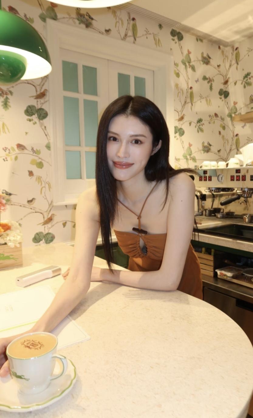 超模何穗结婚后变得更美了，
有一种自在松弛的感觉！
可能婚姻给了她更踏实的归属感