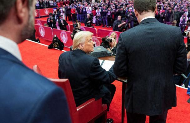 美国不怕中国的航空母舰，也不怕中国的核武器，甚至不怕中国的稀土管控，只有一点是他