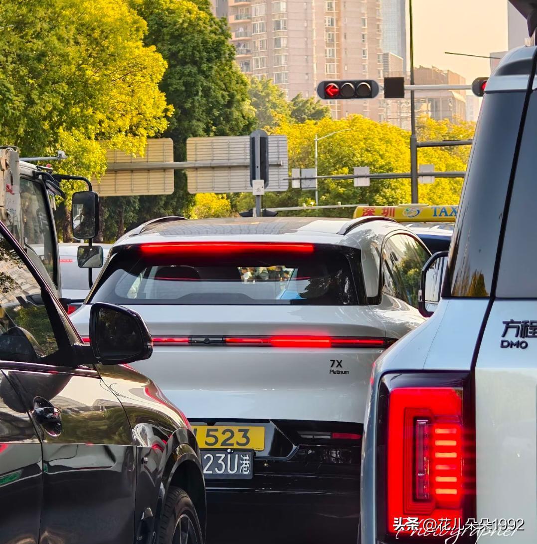 深圳街头惊现右舵极氪7X？
	
深圳街头，竟然看到一辆港牌的极氪7X，白色，Pl