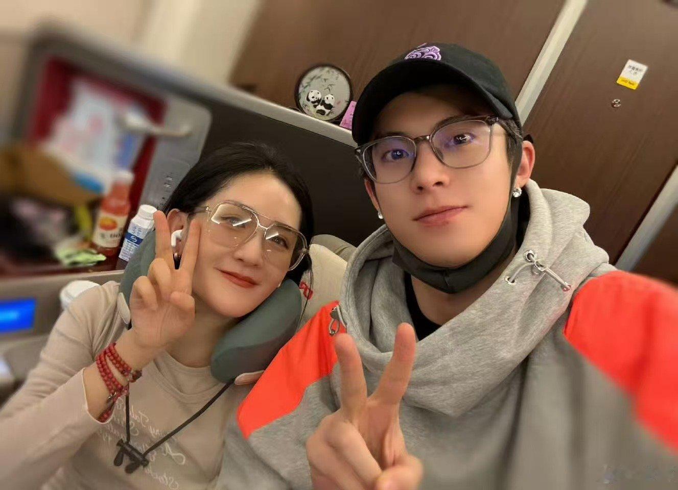 谢娜王鹤棣8年挑下巴对比谢娜王鹤棣8年挑下巴 八年过去王鹤棣没那么青涩了 ​​​