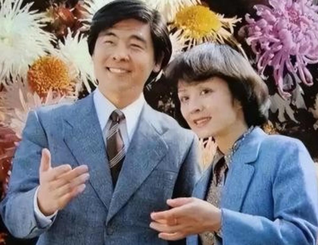 1982年，“歌唱家”王洁实，谢莉斯在外地演出，休息时在宾馆开了2个房间，工作人