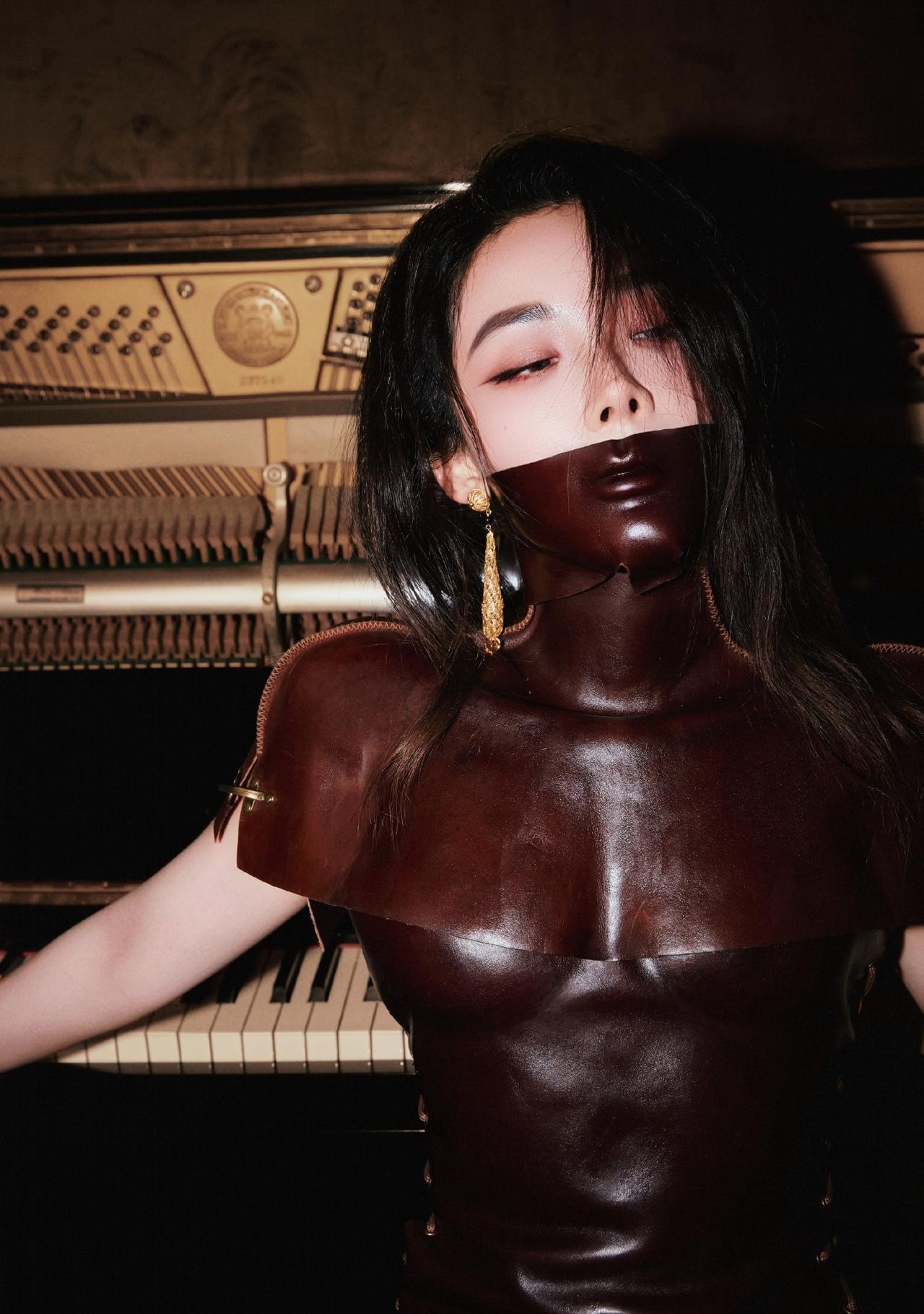 喻言这一身红毯造型，很个性啊。
一身暗红酒棕色的皮质紧身包臀裙。

同材质的皮质