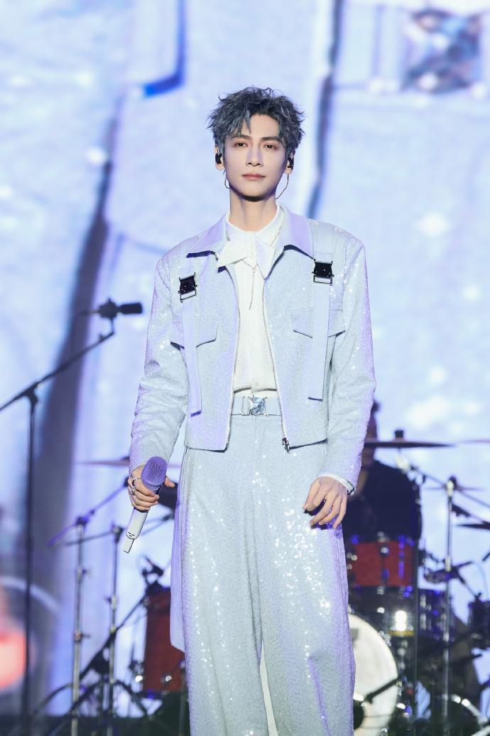 罗云熙演唱会海外粉丝占比俄罗斯粉丝占比格外显眼，从剧集圈粉到线下奔赴现场，靠作品
