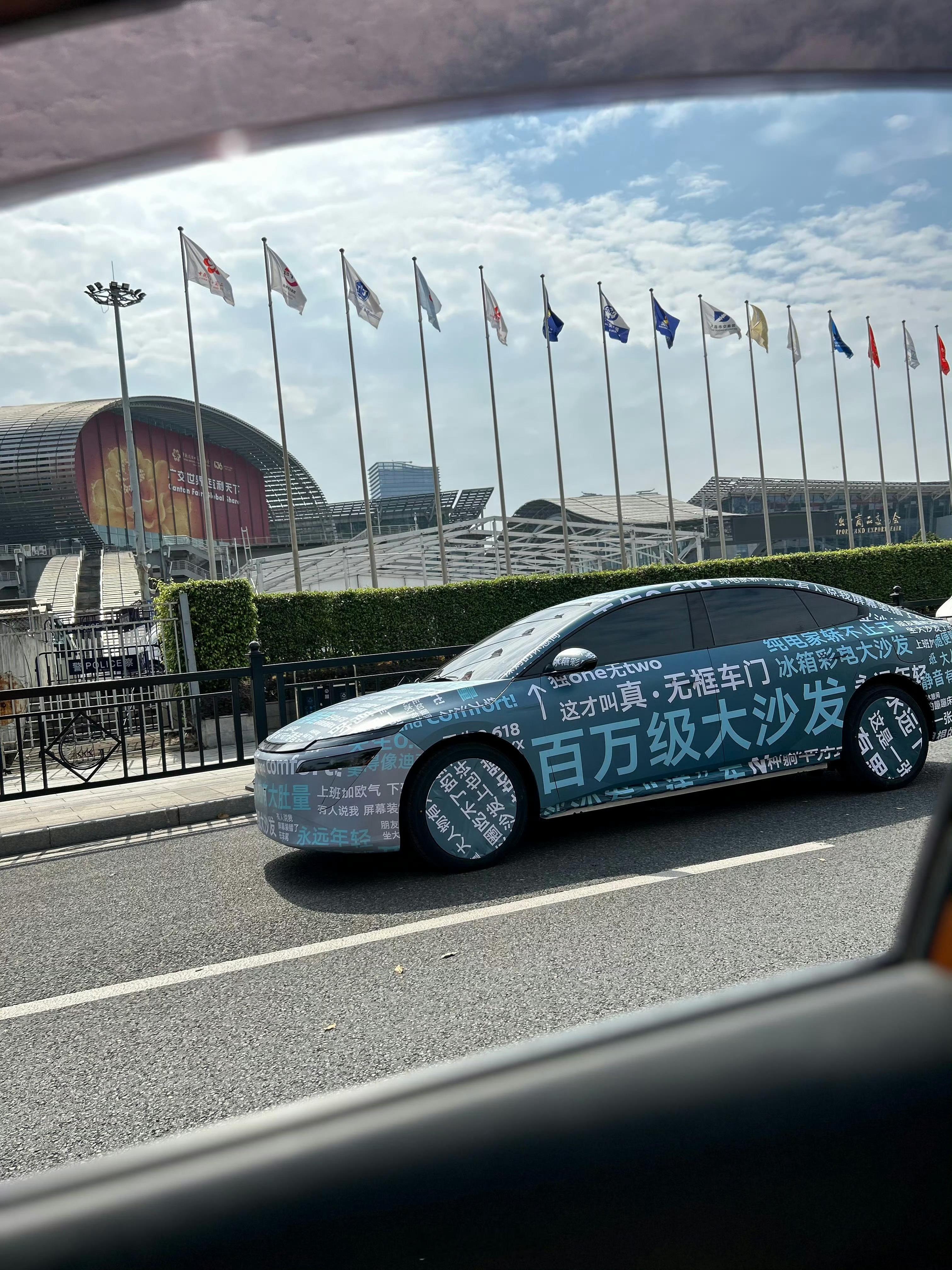 #理想要出轿车了吗#是不是对自家的车有点不自信了，需要靠蹭理想来预热，没必要啊[