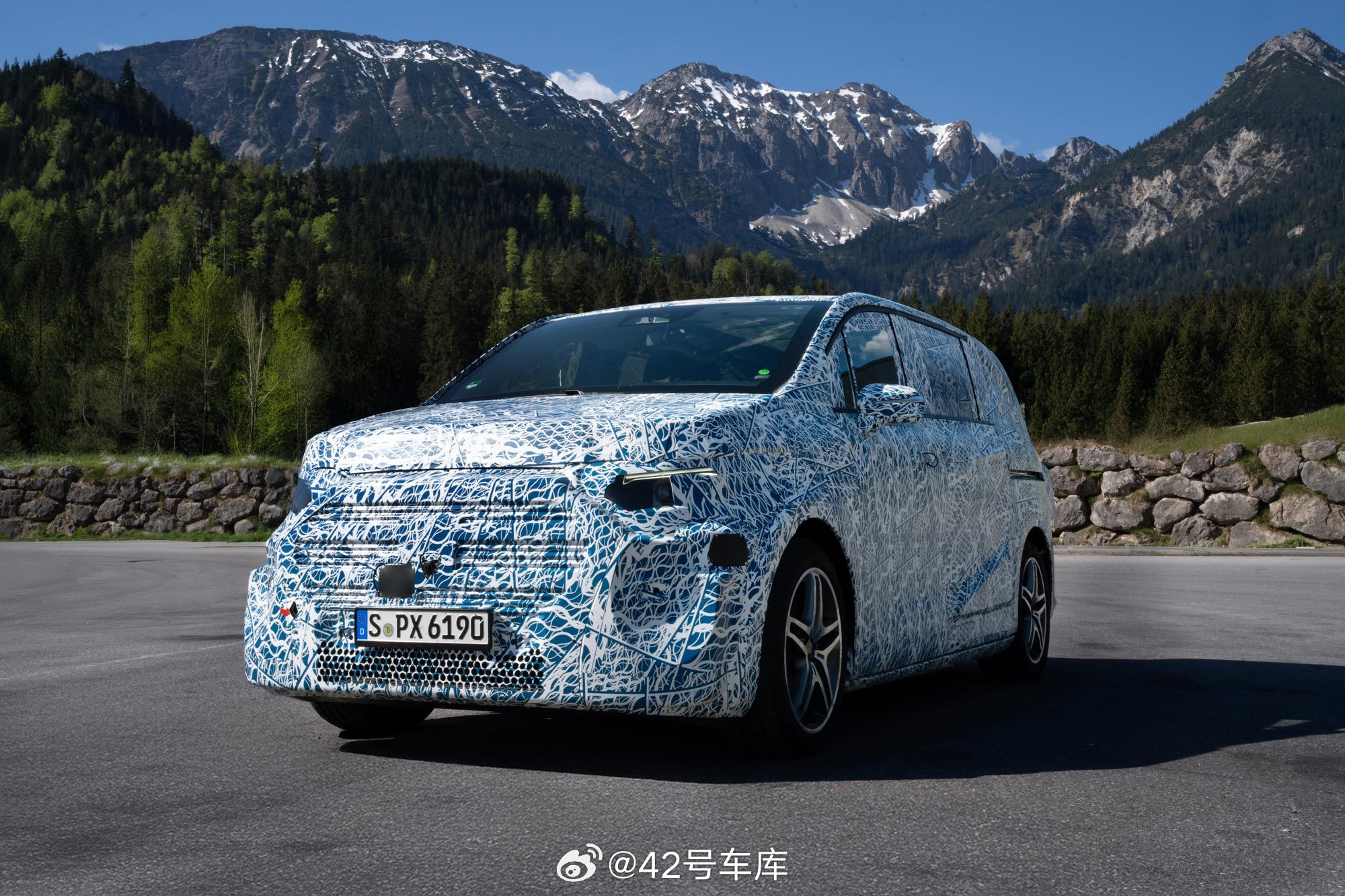 全新纯电 GLC 2026 年国产加长轴距版本上市了，这次推出了 6 座车型。新