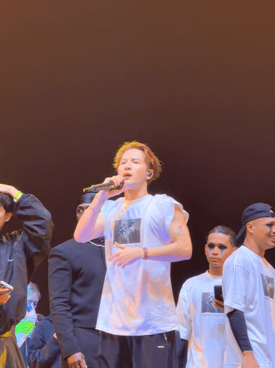 男粉被王嘉尔拥抱后爆哭 王嘉尔也太宠粉了！牵手男粉上台拥抱，粉丝激动到泪流不止，