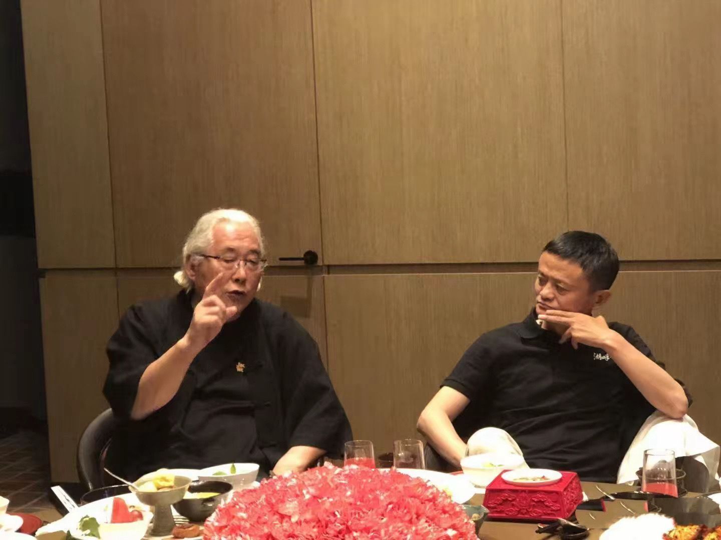 马云在杭州请孙皓晖先生吃火锅。点菜时，马云问:孙老师，您有啥忌口的？孙老师答:没