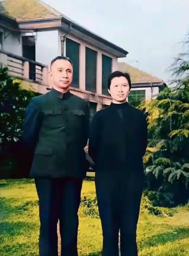 这是29岁的楚青和丈夫粟裕将军夫人的真实合影，都看看吧，楚青年轻漂亮、温柔知性，