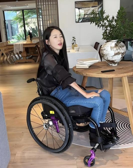多年前，女教师曹曾敏把一个家境贫寒的少年从失学边缘拽了回来，14年后她瘫痪被丈夫