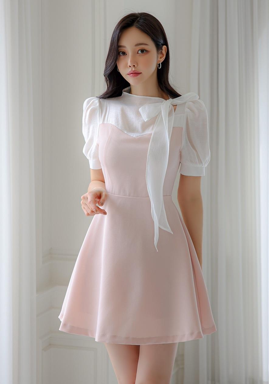 走在街上，看到一个穿温柔粉裙的少女，瞬间被她吸引。那粉色裙子像是春天里盛开的桃花