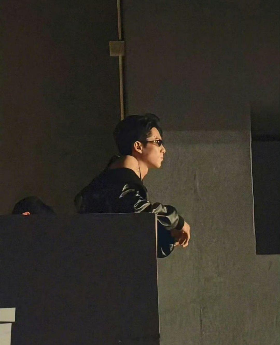 王鹤棣还专门抽空去看了王齐铭的演出啊，能够看的出来王鹤棣很喜欢看了，一整个人都很