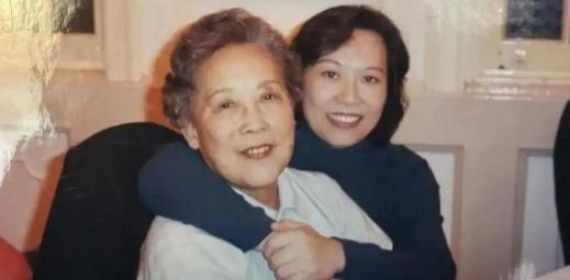 二十载师生情落得对簿公堂！女子全款购房供恩师居住，房产证加名引发争端，亲戚手握登