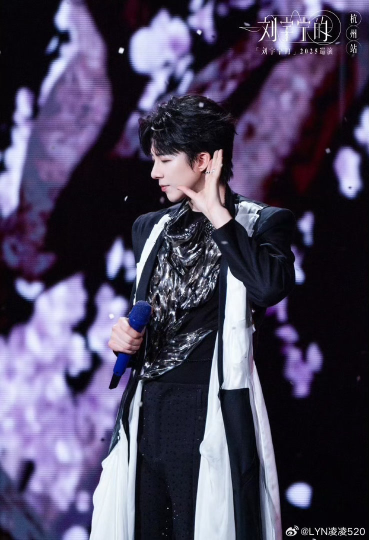 刘宇宁开推蛇塑开始推理吧 哥穿金色真的绝了，亮片菱格纹衬得整个人又冷又妖，像一条