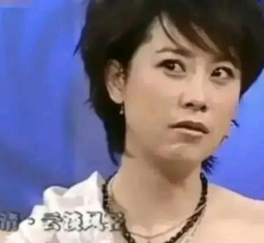 1997年，海清上大学的时候一次抽3根烟，被老师黄磊抓个正着住，黄磊怒道：“女学