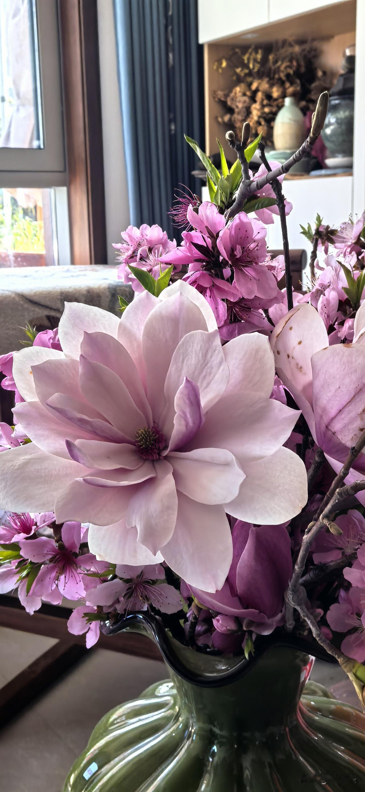 满庭芳 春味

暖日烘窗，红裁玉照，满瓶兰芷争香。
闲寻春色，郊外趁晴光。
采得