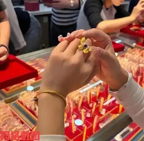 四川雅安有家金店老板做了一件善事。

在于老板用十块一克的价格，从一个孩子手里回