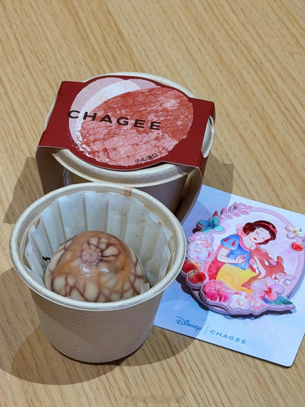 霸王茶姬在7家门店试点卖茶叶蛋，单点5元，买饮品加购只要2.5元。表面看这招挺有