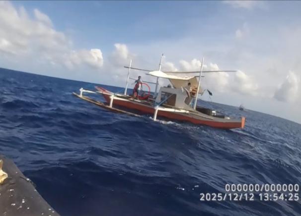 中方公布证据，“菲渔民”持刀恐吓

最近菲律宾方面一直在说，他们的“渔民”在中国