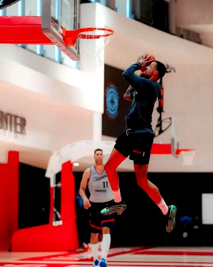 快船最近这10场5胜5负的状态真让人揪心。
刚刷到雷迪克要换首发了，科林斯本赛