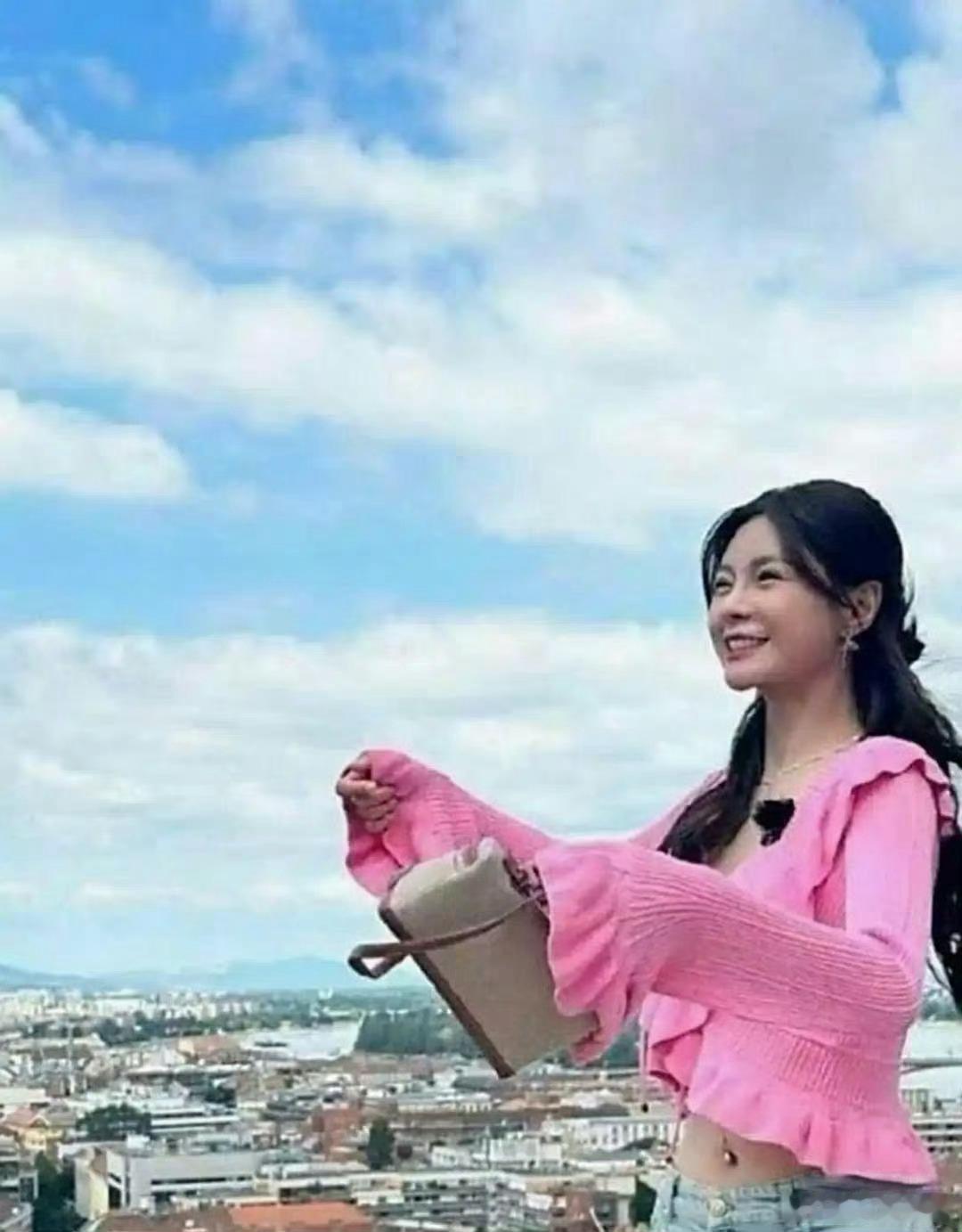 沈梦辰肚脐那儿啥情况呀，头回见明星有这玩意儿 