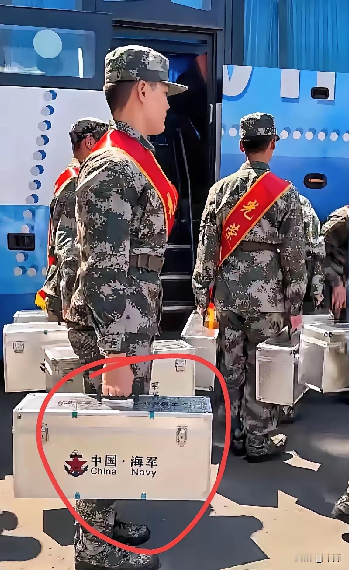 被惊讶到了
海军入伍就是不一样！
​​路上碰到入伍部队才发现，别的军种新兵大多拎
