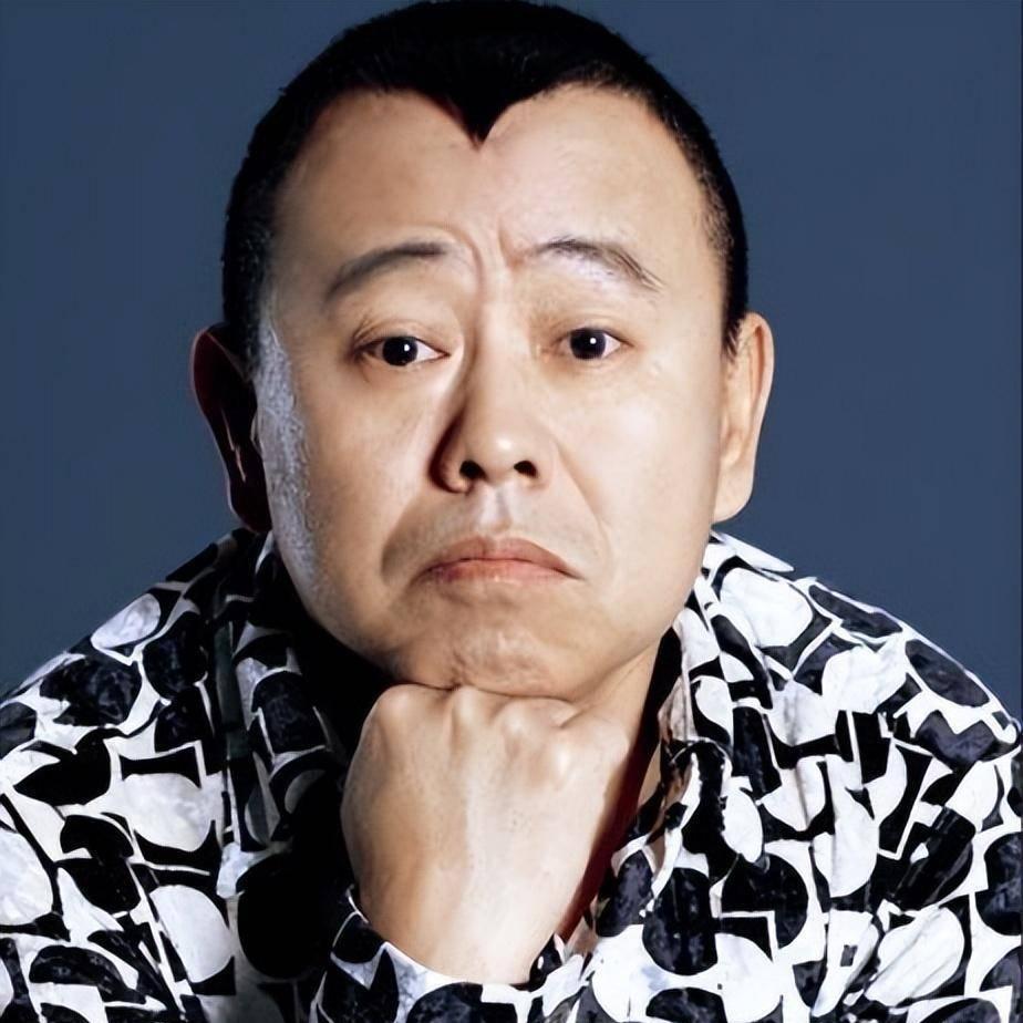 潘长江说自己成名后，想和妻子离婚，天天找事吵架。

九六年春晚上潘长江演的小品《