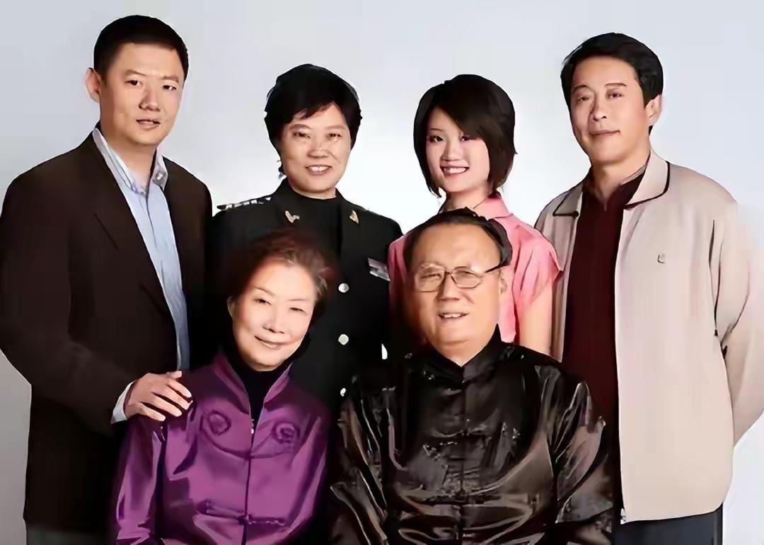“人生赢家”吕中：国家一级演员，“太后专业户”，84岁仍然活跃舞台。丈夫吴桂苓是