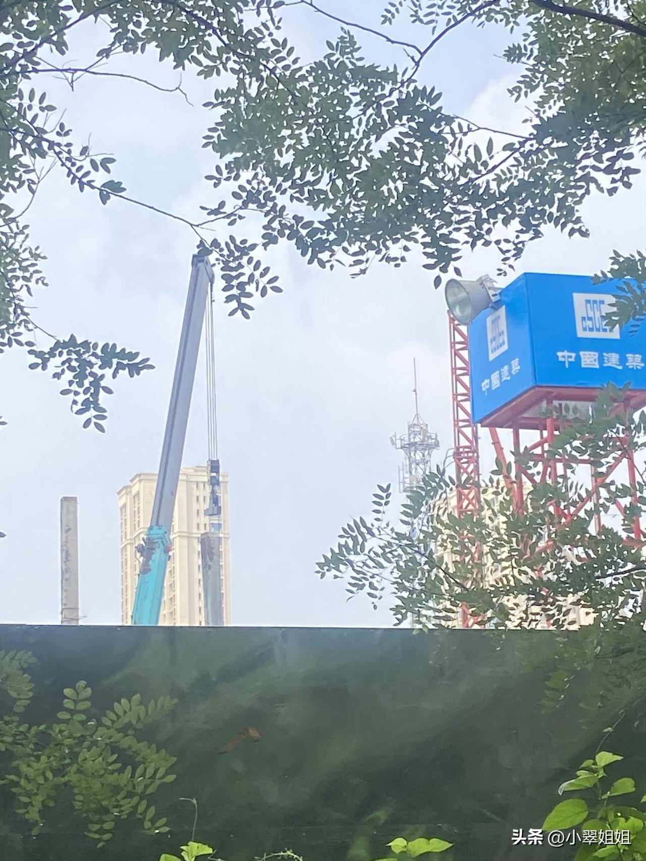 今天从天津北辰劳动公园路过，看到花园西侧，原来合成纤维厂地块被整整齐齐的围起来了