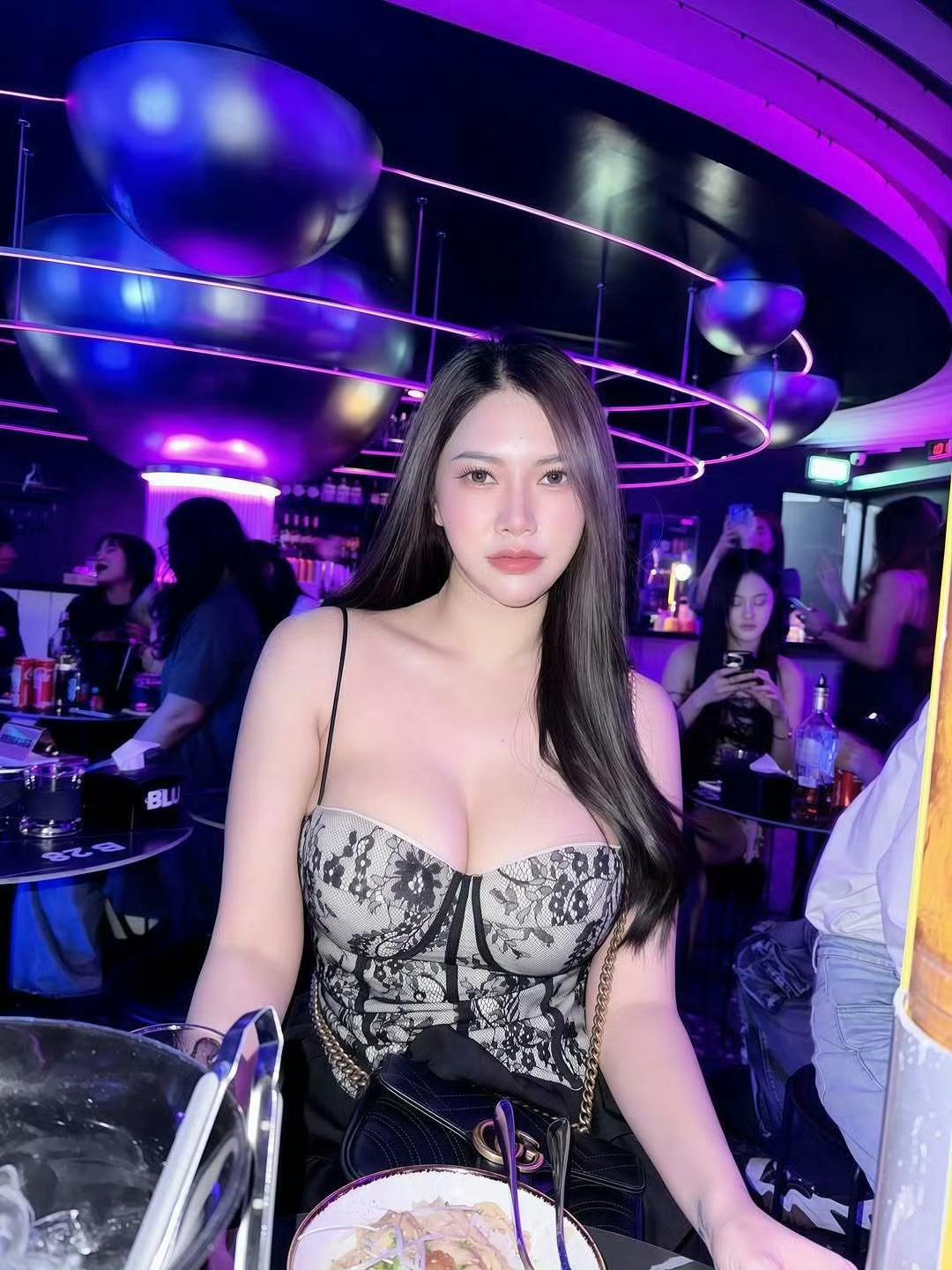 灯红酒绿。高颜值 灯光美酒 美女 怎样的颜值最可爱,最美丽?