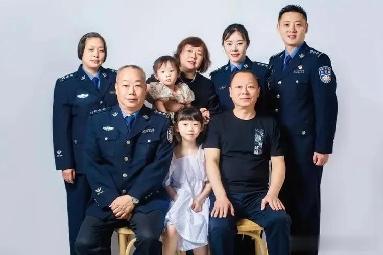 这两张全家福完美诠释了中国民间广为流传的一句谚语——不是一家人，不进一家门。大家