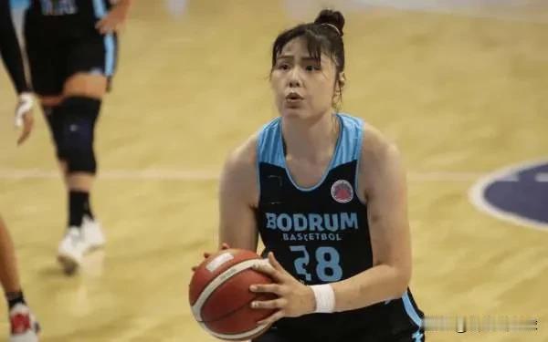 北京时间10月31日，李月汝效力的土耳其博德鲁姆女篮在欧洲俱乐部杯比赛中71-6